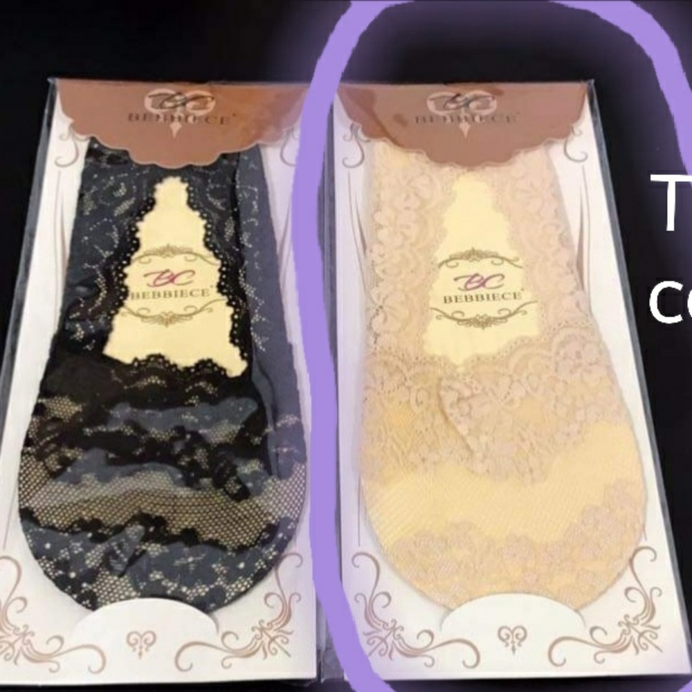 4 pairs of lace socks